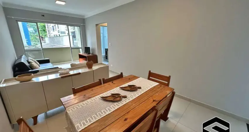 Lindo apartamento reformado, com sacada e 02 amplos dormitórios!