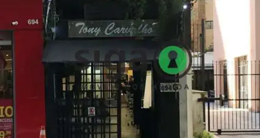 Loja em piso inferior, com 70m², 3 x 23m para locação no Brooklin