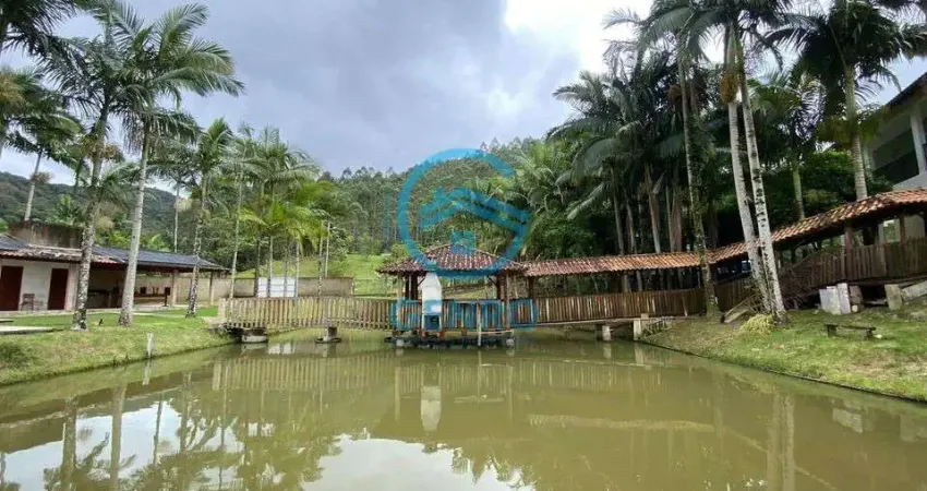 Chácara em Meio a Natureza com Lagoa, Piscina e Terreno de 2.127m² à venda em Tijucas/SC