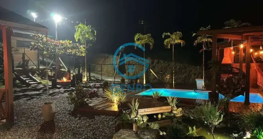 Chácara Alto Padrão com Piscina, Lago Ornamental e Terreno de 690m² à venda em Palhoça/SC