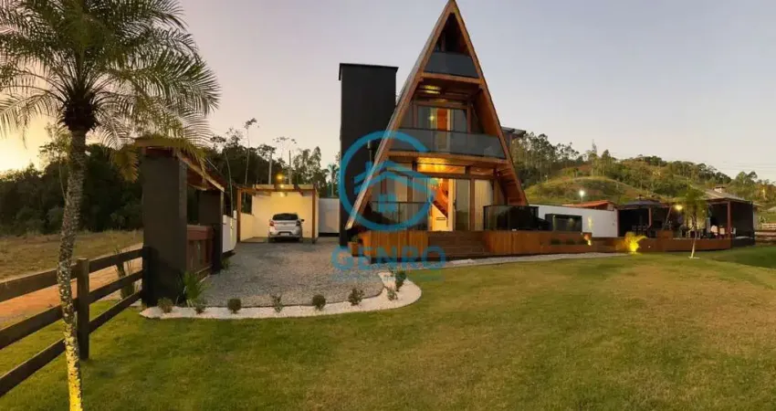 Chalé mobiliado com piscina aquecida, lagoa e terreno de 1.890m² à venda em canelinha/sc