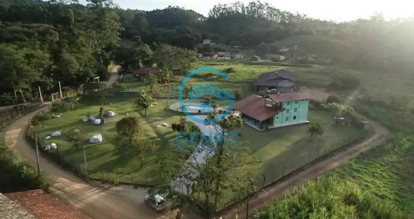 Sitio em meio a natureza com piscina e com terreno de 21.500m² ( 2,1 hectares ) à venda em canelinha/sc