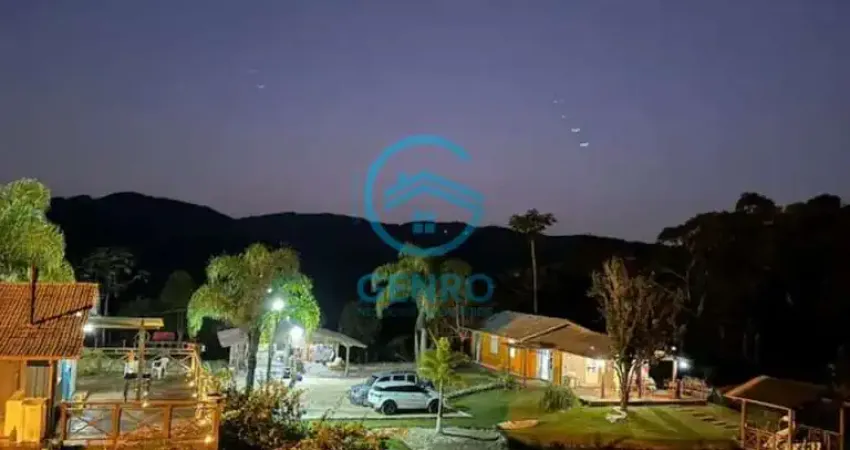 Sitio encantador em meio a natureza com piscina e terreno de 16.000m² ( 1.6 hectares ) à venda em águas mornas/sc