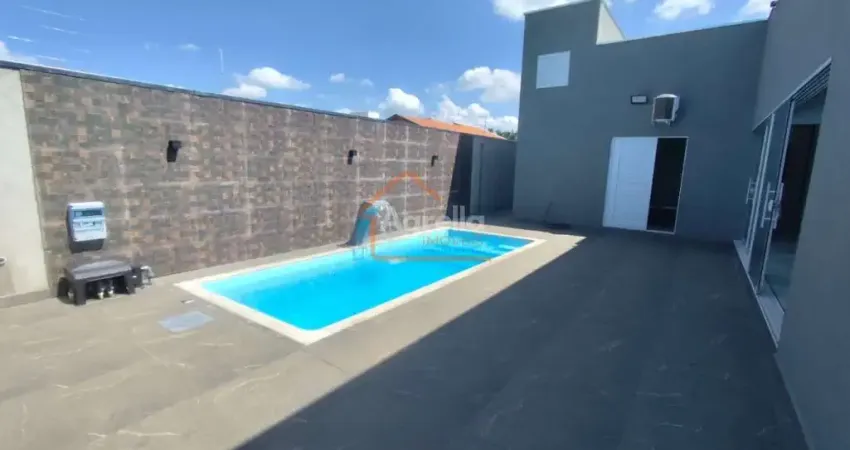 Casa à venda com 3 dormitórios sendo 2 suítes, piscina, garagem coberta, cozinha integrada, construção nova, aceita financiamento
