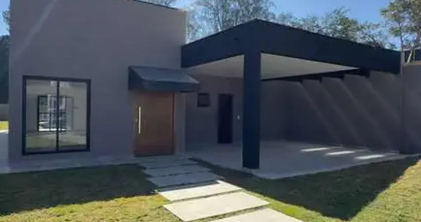 Casa térrea, novinha!! 245m², piscina. cômodosgrandes. condomínio fechado.