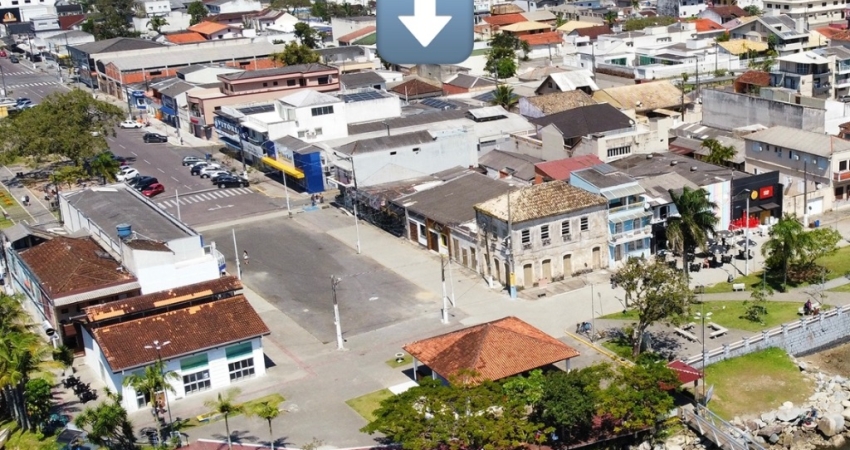 Terreno com 3 casas próximo a Praça de Guaratubs
