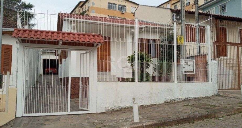 Casa para Venda - 95m², 2 dormitórios, 3 vagas - Teresópolis
