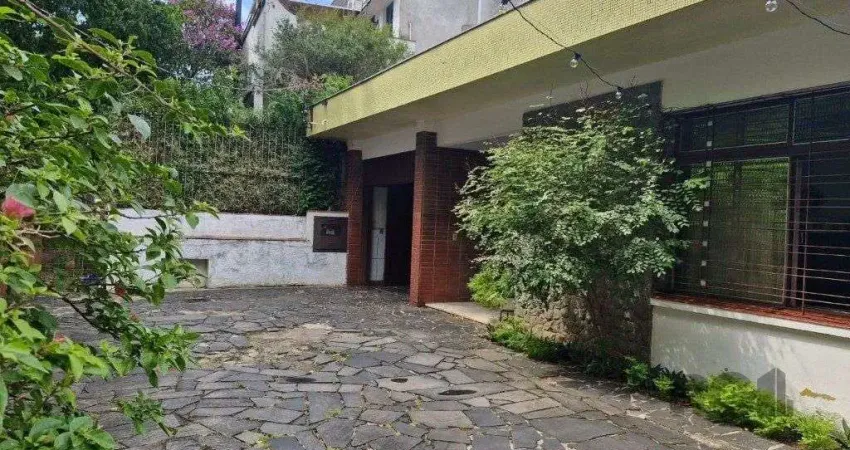Casa com 243m2 de área privativa, com amplo pátio de 11 x 44, próxima a Av. Teresópolis