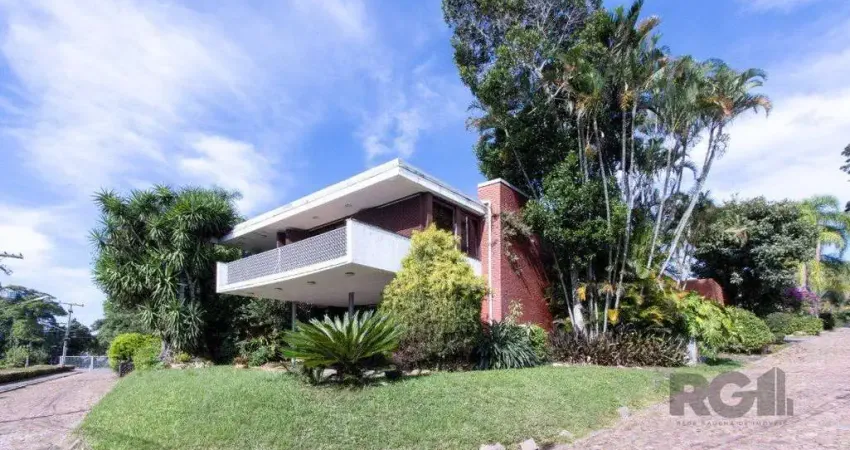 Casa com 724 m² privativos, 4 dormitórios sendo 4 suítes, 6 vagas sendo 3 cobertas