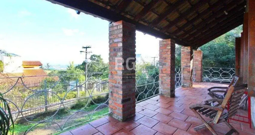 Casa para venda - 269.06m², 4 dormitórios, sendo 2 suites, 5 vagas - teresópolis