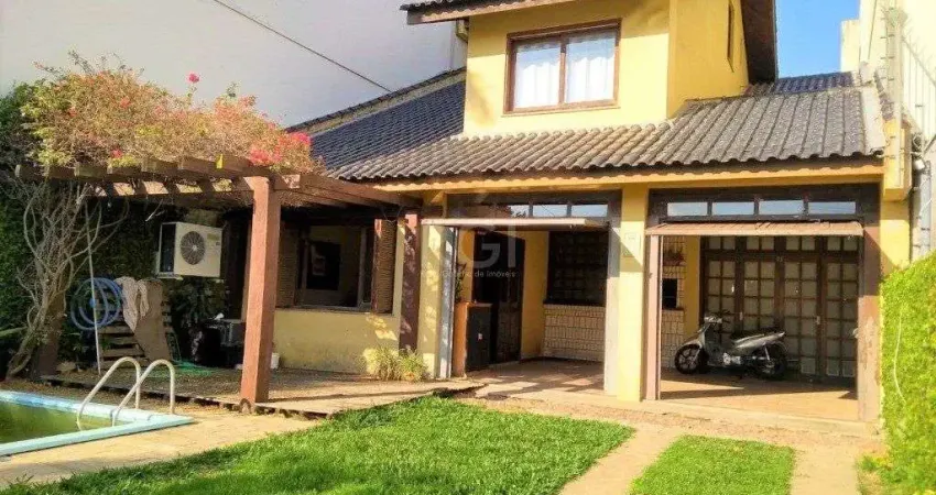 Casa para Venda - 219m², 3 dormitórios, sendo 1 suites, 4 vagas - Menino Deus
