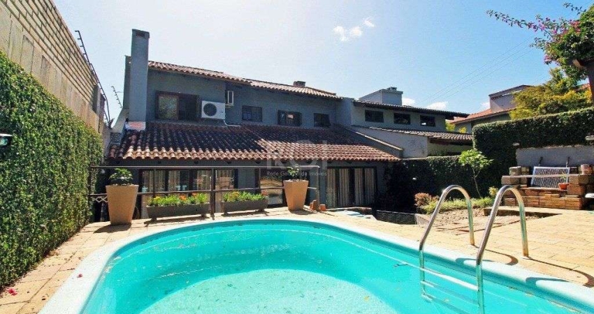 Sobrado 3 dormitórios, 1suíte, área gourmet com churrasqueira, piscina.