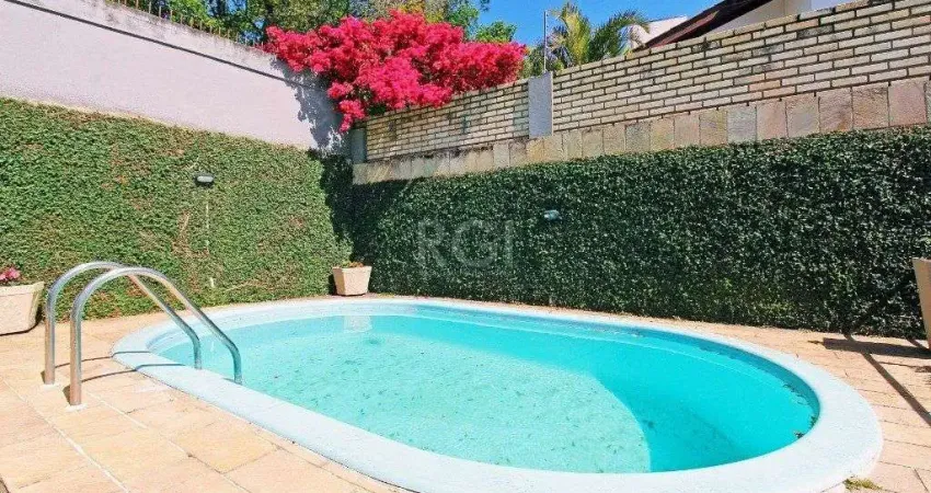 Sobrado 3 dormitórios, 1suíte, área gourmet com churrasqueira, piscina.