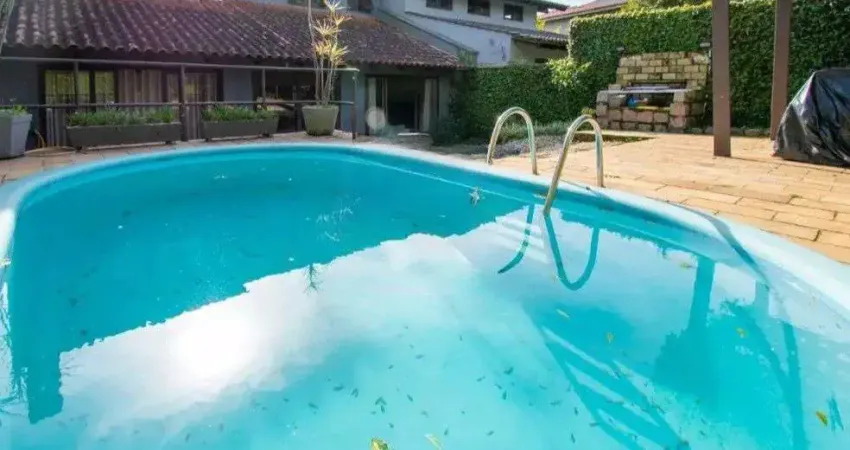 Sobrado 3 dormitórios, 1suíte, área gourmet com churrasqueira, piscina.