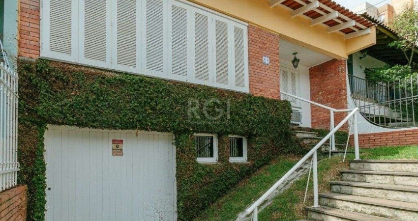 Casa 3 dormitórios com uma 1 suite, 2 banheiros, terraço, bem iluminada. Próxima ao Shopping Boubon Teresópilis