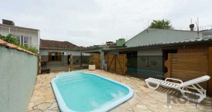 Casa 03 dormitórios com piscina próxima a Av. Prof. Oscar Pereira e todos os recursos do bairro.