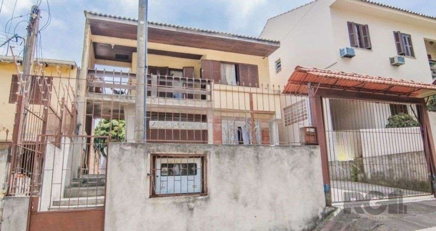 Casa de 4 dormitórios no bairro Glória