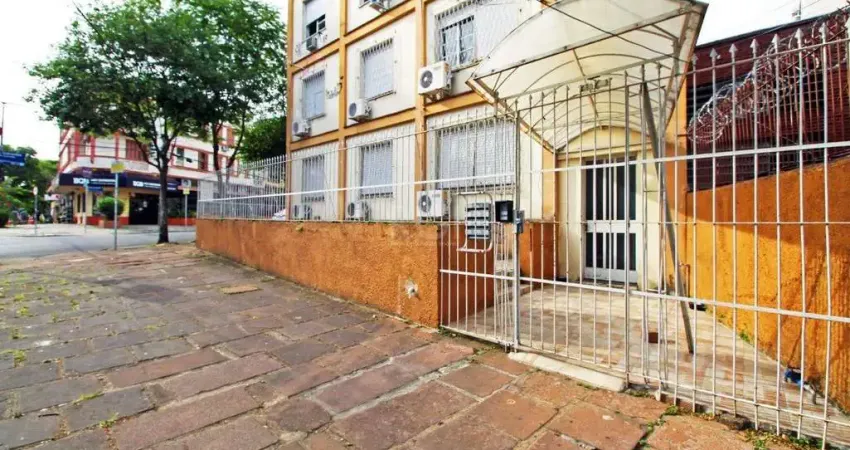 Apartamento de 2 (dois) dormitórios, com excelente localização, no bairro petrópolis. amplo living, cozinha e área de serviço, banho social.