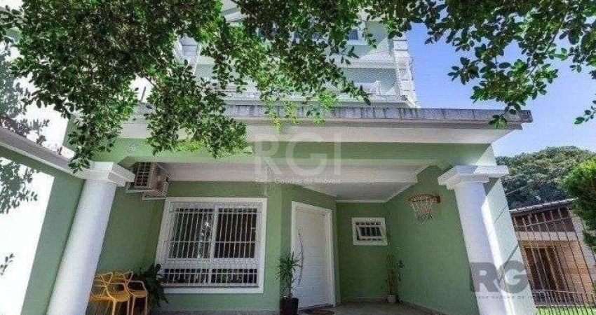 Casa com 03 dormitórios, 01 suíte, pátio, terraço com churrasqueira e vaga de garagem para 03 carros no bairro Ipanema