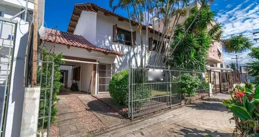 Casa ampla com piscina e 3 dormitórios no bairro Santana – para locação