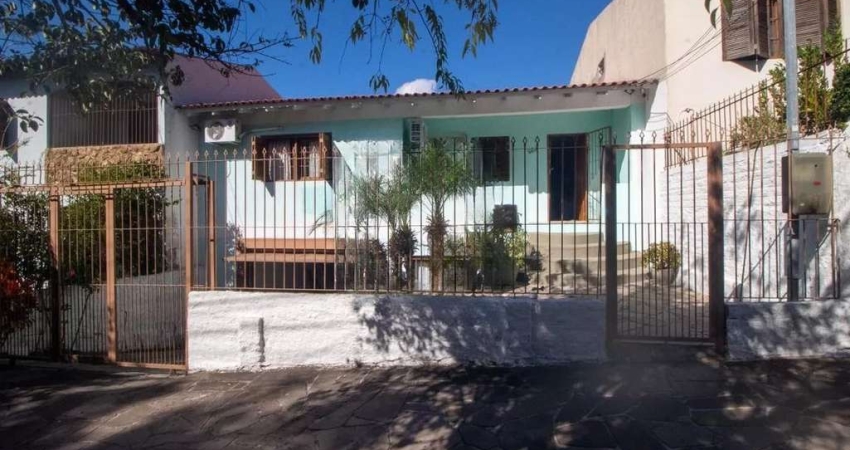 Casa com pátio, churrasqueira e 4 vagas no Partenon