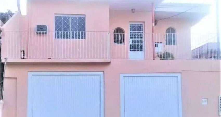 Casa com 4 dormitórios, suíte, churrasqueira, piscina e 2 vagas cobertas para locação