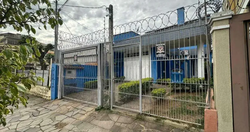 Casa com piscina, 2 vagas, 3 dormitórios e suíte com closet na Vila João Pessoa, Porto Alegre