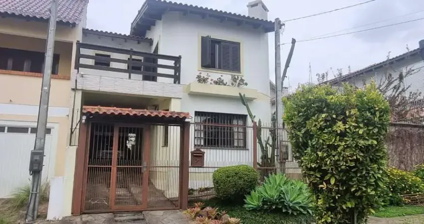 Ótima residência com 3 dormitórios, sendo 1 suíte, lareira e piscina.