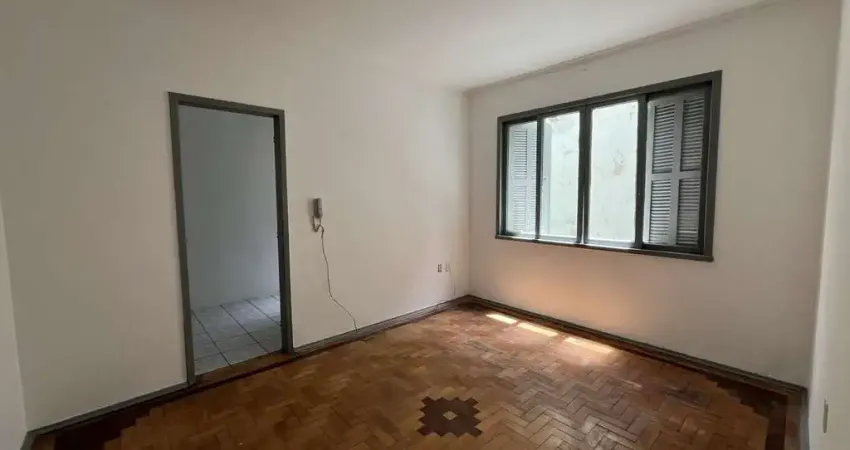 Apartamento de dois quartos em prédio com elevador no bairro bom fim em poa/rs