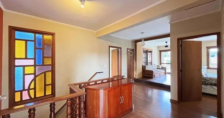 Casa ampla com piscina, adega, quiosque com churrasqueira e casa nos fundos (edícula).