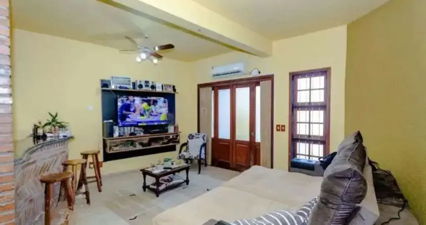 Casa à venda com 3 dormitórios, 1 suíte e espaço gourmet em terreno alto