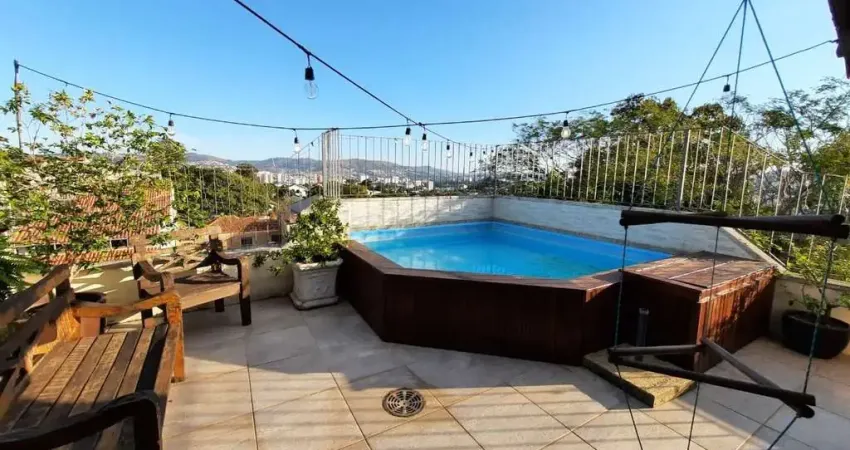 Cobertura com 3 dormitórios, suíte, piscina e churrasqueira.