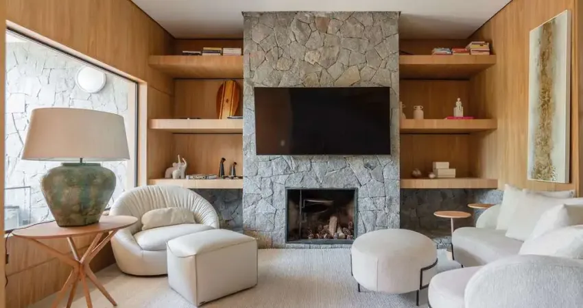 Casa com 3 suítes amplas, além de uma sala generoso com lareira e 2 vagas de garagem.