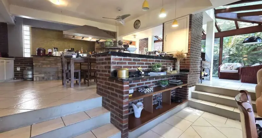 Belíssima residência com 4 dormitórios, 2 suítes com closet e vista deslumbrante