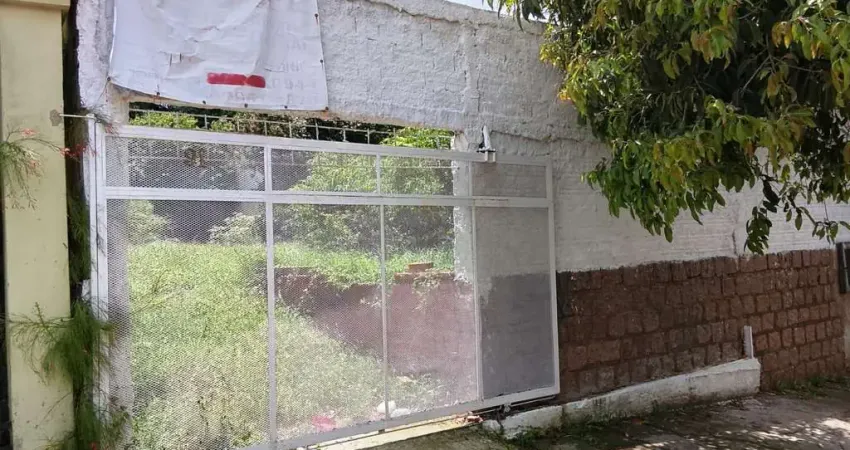 Excelente terreno gramado com árvores frutíferas e edícula nos fundos.