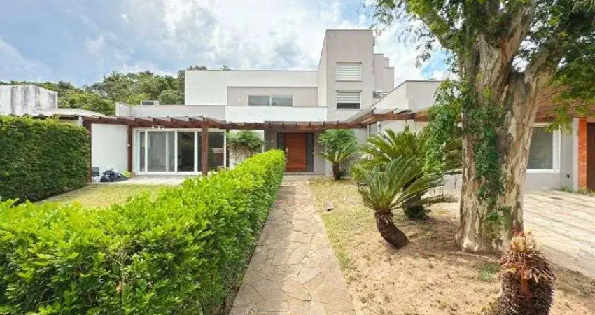 Linda Residência em Condomínio Fechado no Bairro Pedra Redonda.