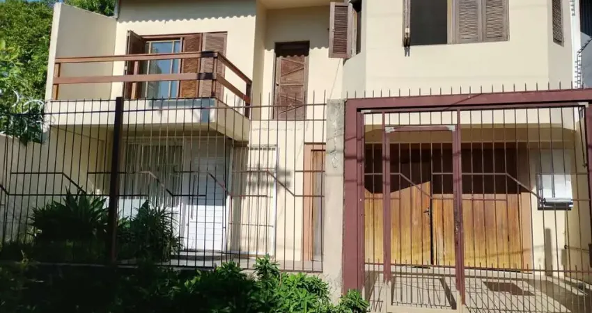 Casa com 3 quartos, 4 vagas de garagem e com pátio no bairro Parque Santa Fé