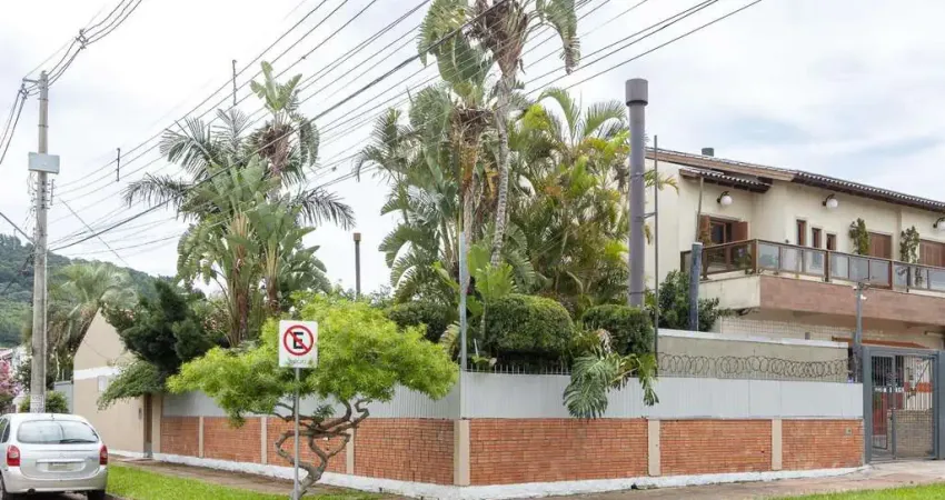 Casa térrea, 2 dormitórios, 1 suíte e 2 vagas no bairro Aberta dos Morros.