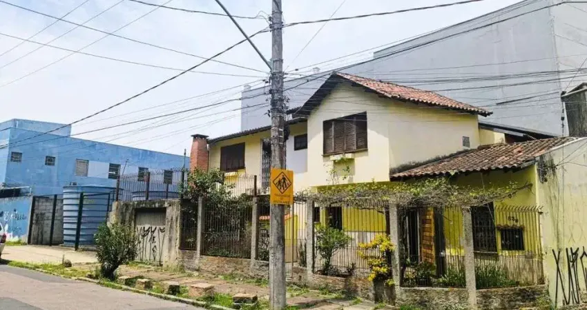 Casa para Alugar no Bairro Azenha – 3 Dormitórios, Pátio e Churrasqueira