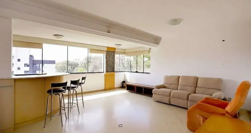 Apartamento semi mobiliado com churrasqueira e 02 garagens no Menino Deus em Porto Alegre