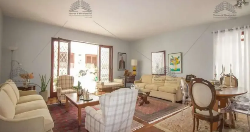 Sobrado mooca com 256,00 metros de área privativa e 8,00 metros de frente por 31,00 m 3 vagas paralelas quintal 3 dormitórios 2 suítes