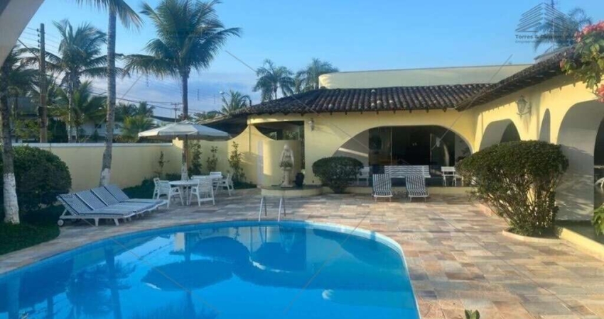 Luxuosa mansão de 7 quartos em condomínio no Jardim Acapulco, Guarujá-SP: 6 suítes, 9 banheiros, 8 vagas, 650m².