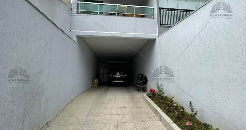 Sobrado à venda em Santo André com 250m², 3 dormitórios, sendo 1 suíte com sacada, cozinha planejada, churrasqueira e 4 vagas de garagem.
