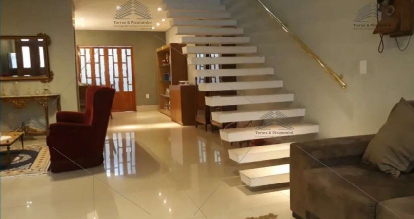 Sobrado a venda de 340 m² no Tatuapé, 3 dormitórios, 1 suíte, 3 banheiros, lavanderia, edícula, churrasqueira, fogão a lenha, lareira, 3 vagas