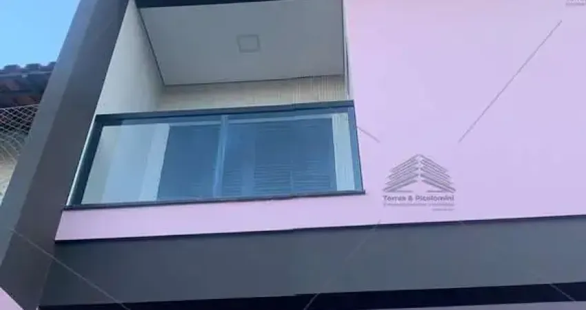Sobrado a venda em Santo André, 3 dormitórios sendo 2 suítes, sacada, sala 2 ambientes, cozinha americana, 4 banheiros, quintal com churrasqueira.