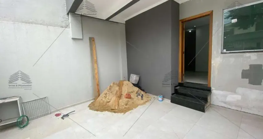 Sobrado em Santo André com 2 suítes, sala 2 ambientes, cozinha, 3 banheiros, área de serviço, 2 vagas de garagem com portão automatizado.