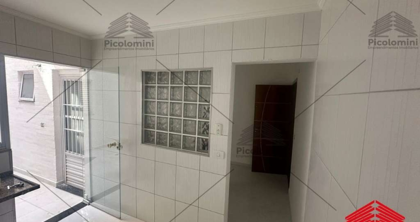 Apartamento 48m2 com quintal de área de serviço, bem iluminado, 2 dormitórios sendo 1 suíte, vaga de garagem, sala, condomínio super baixo