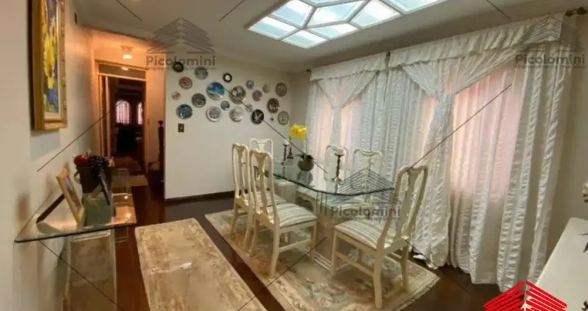 Sobrado a venda de 250 m² no Tatuapé, 3 dormitórios, 3 suítes, 5 banheiros, lavanderia, área de serviço, cozinha, piscina, churrasqueira, 2 vagas