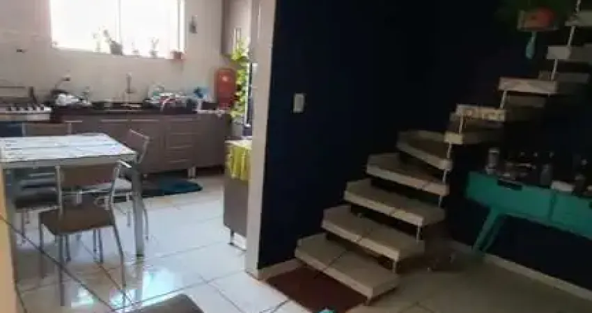 Sobrado à venda em São Caetano do Sul, 3 quartos, closet, 3 banheiros, lavanderia, salão, móveis planejados, garagem coberta.