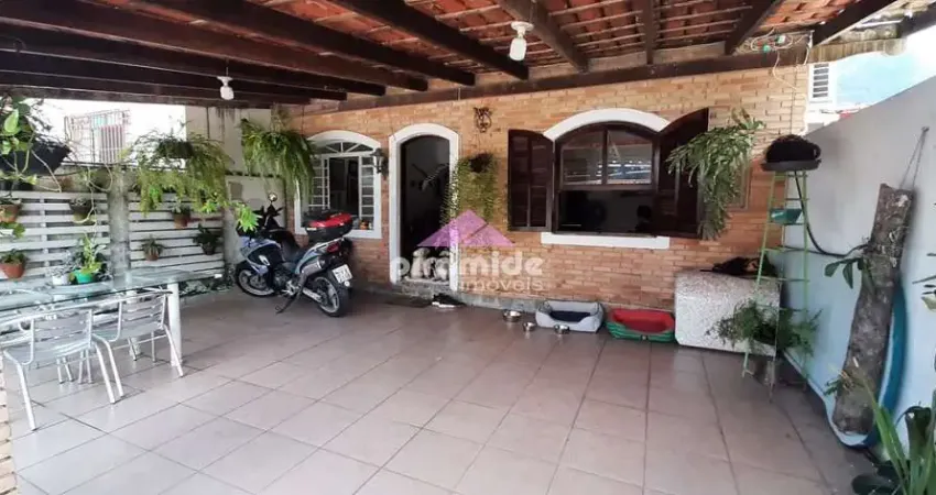 Casa com 3 dormitórios à venda, 300 m² por R$ 800.000,00 - Jardim Jaqueira - Caraguatatuba/SP